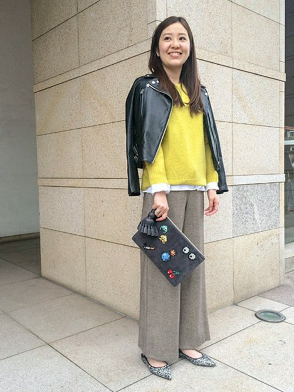 「イエロー、クラッチバッグ、ライダースジャケット、モヘアニット、ワイドパンツ、united arrows、ポインテッドトゥ、グリッター、womens fashion」｜「UNITED ARROWSのUGBT/sala モヘア クルーネック ニット（ニット/セーター、イエロー系）」を使った、安藤 友美さん（レディース・168cm）の秋コーディネートの1枚目の写真