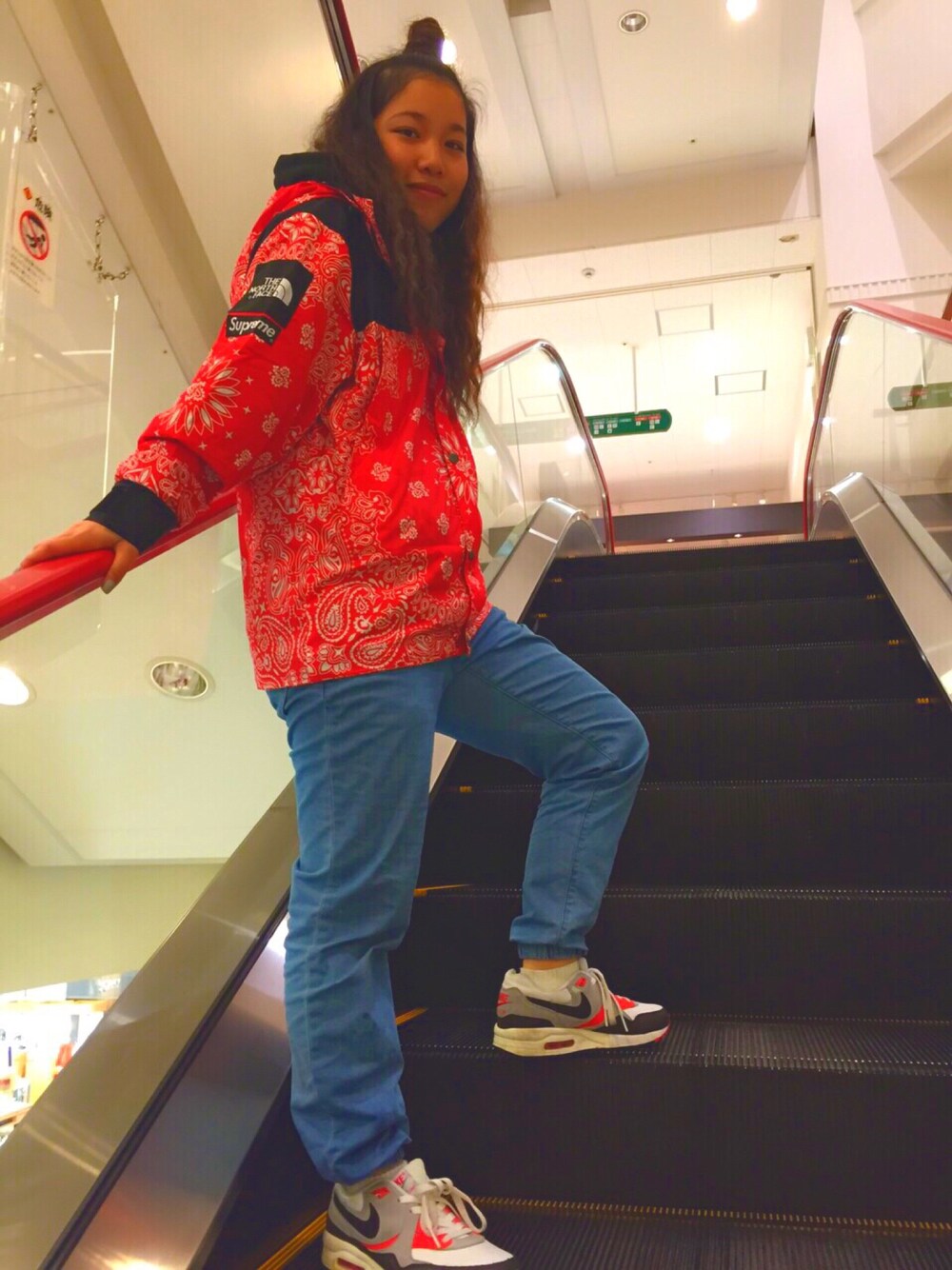 「supreme、ペイズリー、shopping、GU、NIKE AIR MAX、NIKE」｜「Supreme のアイテム（ナイロンジャケット、レッド系）」を使った、sakiさん（レディース・155cm）の冬コーディネートの1枚目の写真