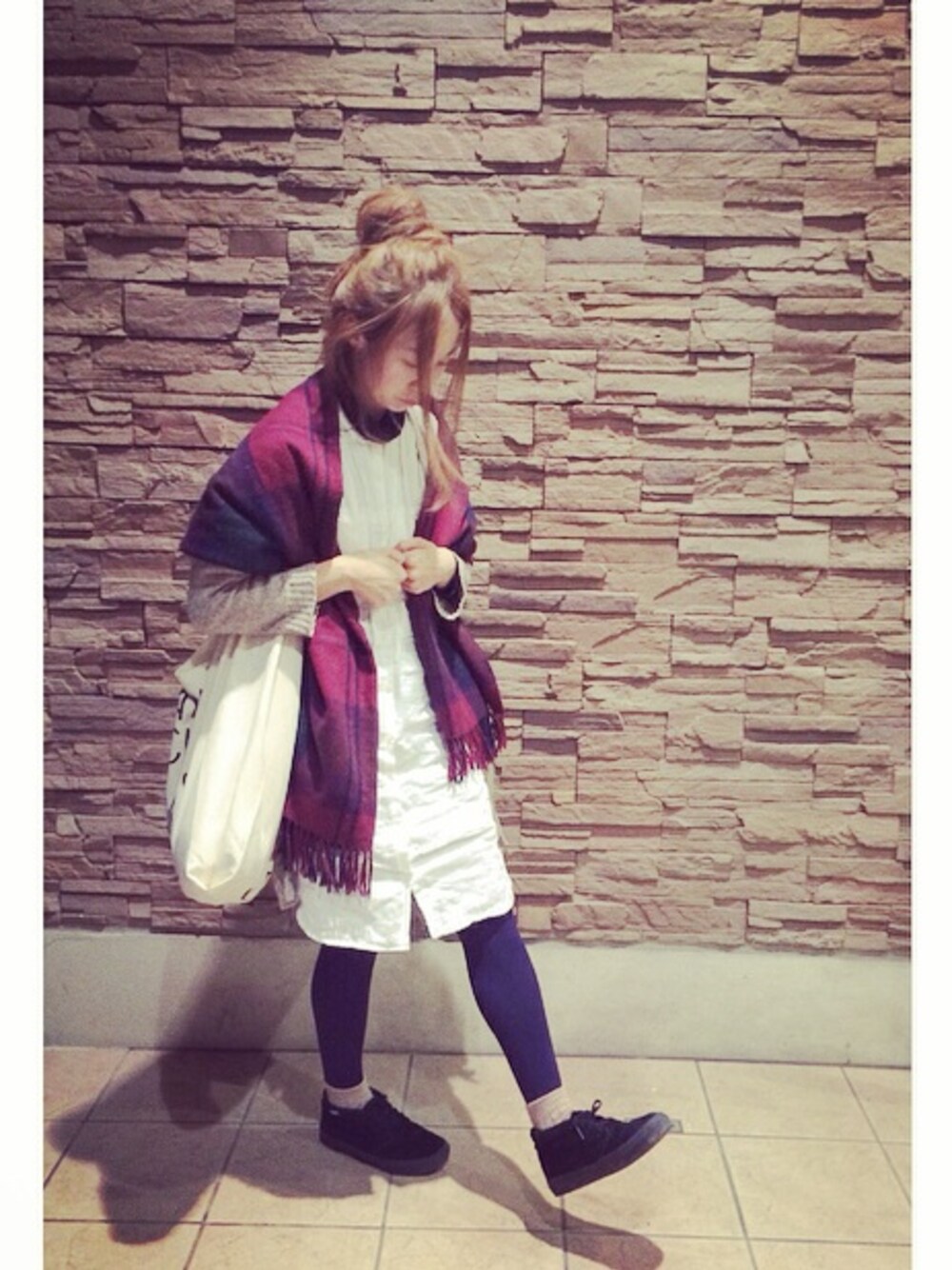 「カラータイツ、シャツワンピ、ワンピース×スニーカー、タイツ×靴下、おだんごヘアー、カジュアル、ママコーデ」｜「こけしと息子と、ぐずぐずの母。のこけし  〉母（その他、その他）」を使った、ちばのぞみ。さん（レディース・165cm）の秋コーディネートの1枚目の写真