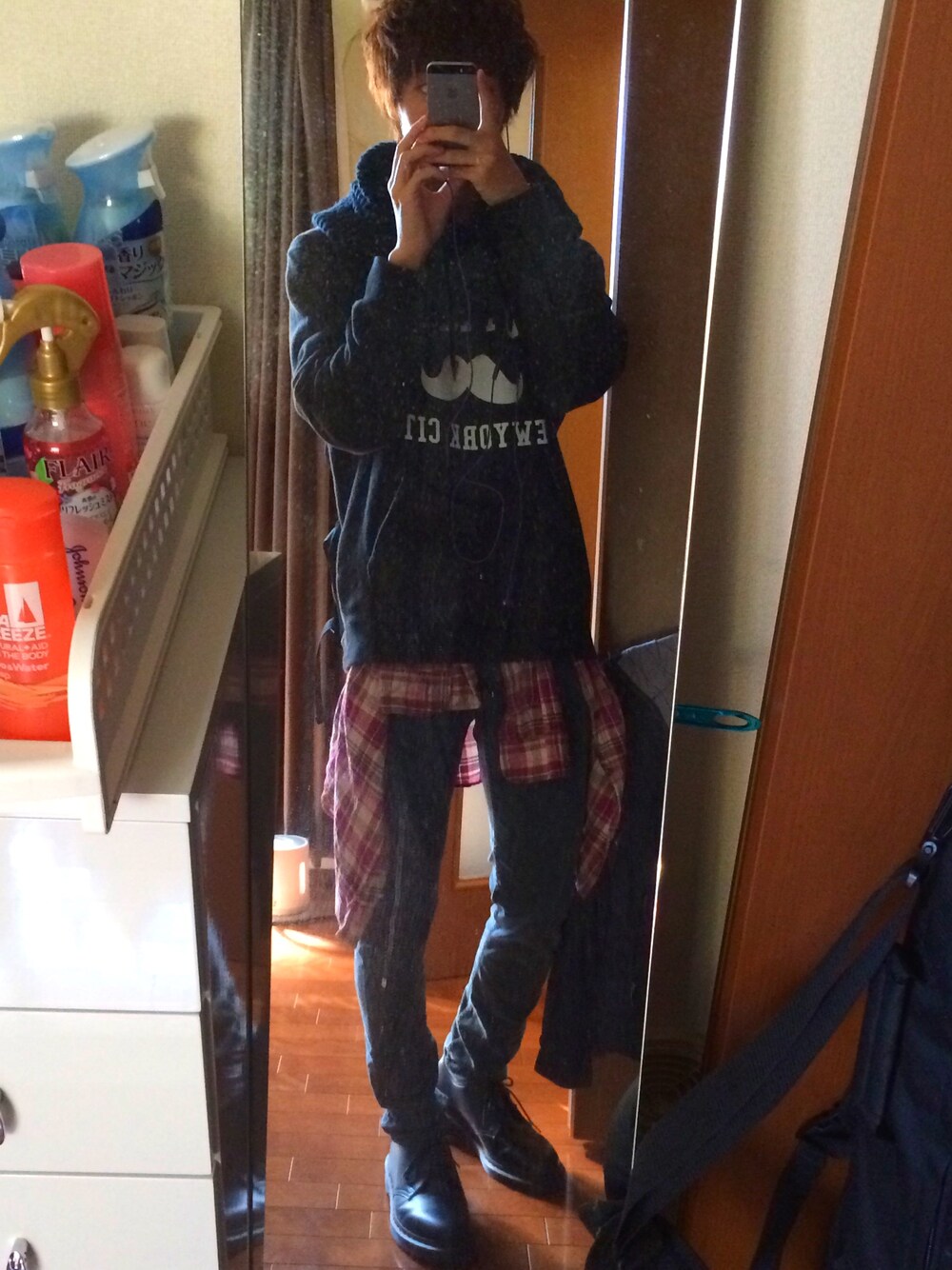 ブラック系のパーカー、ブラック系のデニムパンツ、レッド系のシャツ/ブラウスを着用したメンズの春コーディネートの1枚目の写真