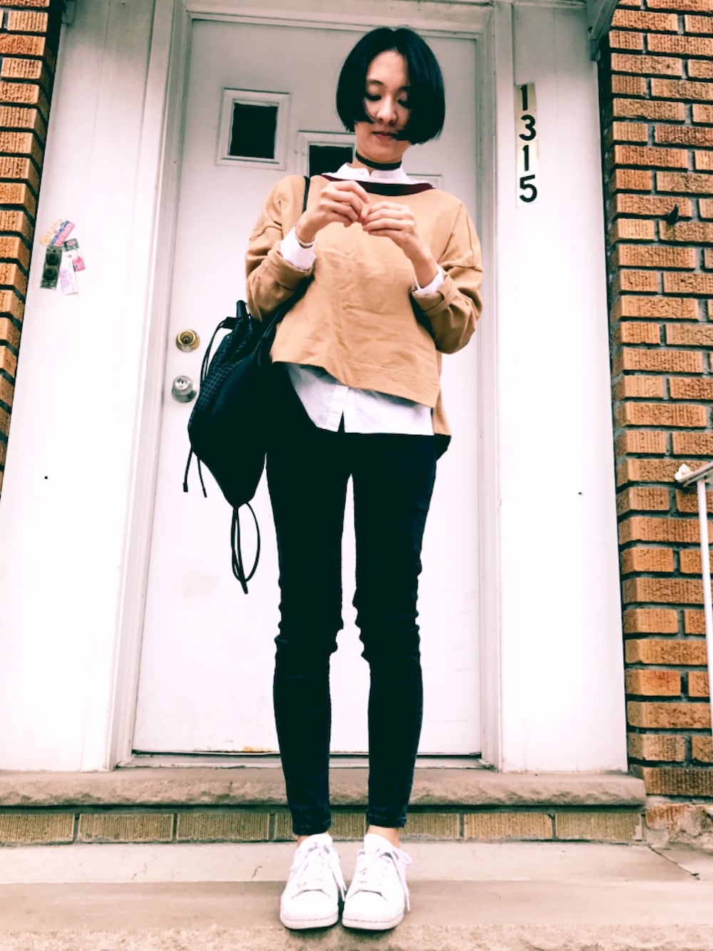 「fall、outfit、knitwear、sporty、whiteshirt、sneaker、NYC、Skinnyjeans」｜「madewellのアイテム（ニット/セーター、ベージュ系）」を使った、useecaraさん（レディース・163cm）の秋コーディネートの1枚目の写真