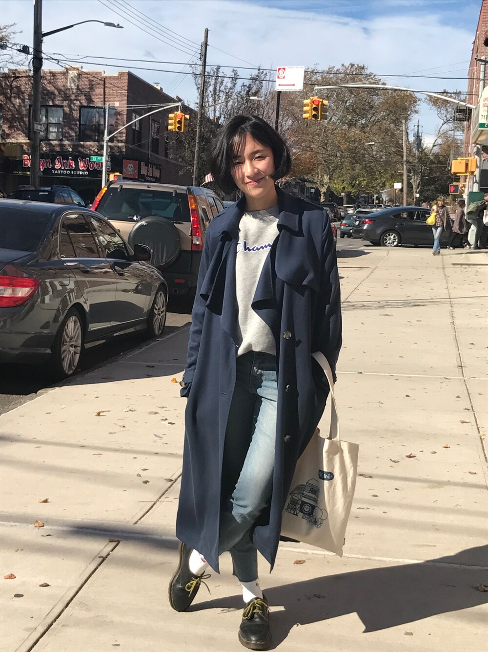「fall、trench coat、jeans、BROOKLYN、New York City、white、socks、shorthair、windy、Champion」｜「Championのアイテム（スウェット、グレー系）」を使った、useecaraさん（レディース・163cm）の秋コーディネートの1枚目の写真