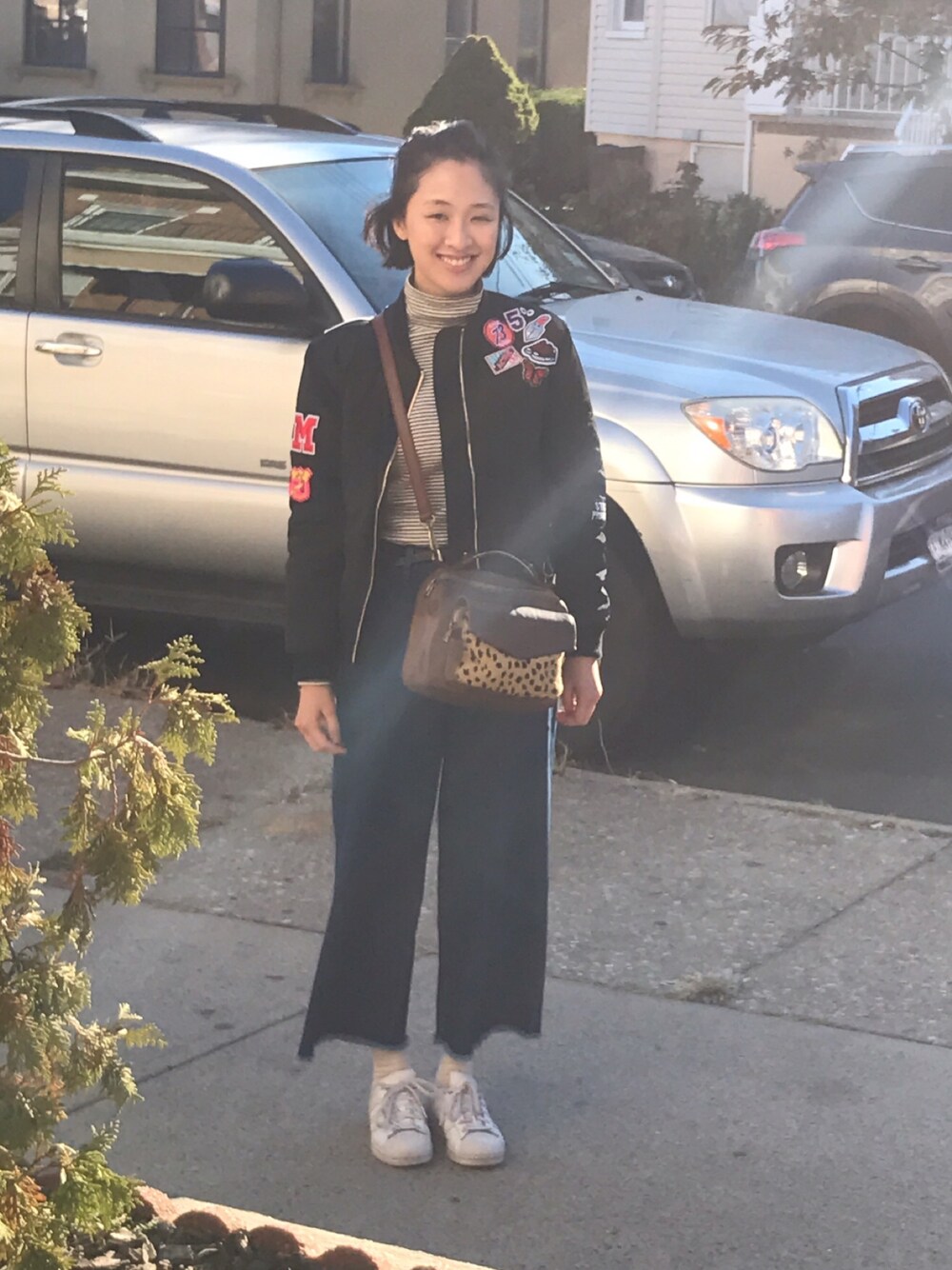 「outfit、bomberjacket、winter、jeans、turtleneck、adidas、superstar、stripe」｜「WON HUNDREDのアイテム（デニムパンツ、ブルー系）」を使った、useecaraさん（レディース・163cm）の秋コーディネートの1枚目の写真