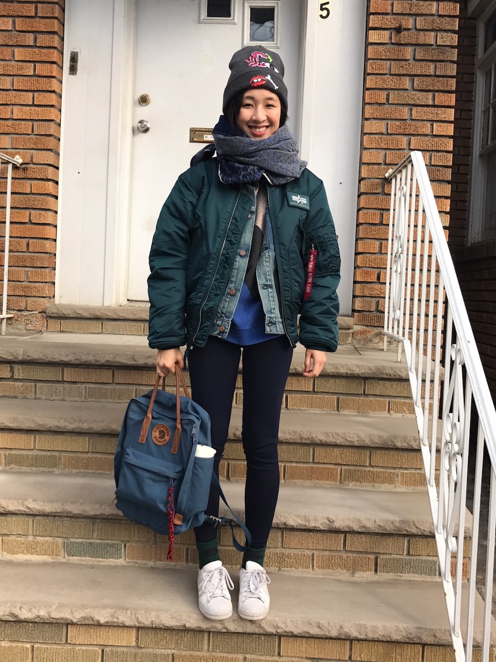 「winter wearing、outfit、newyork、bomber jacket、Saturday、city、shopping、lookbook」｜「adidasのアイテム（スニーカー、ホワイト系）」を使った、useecaraさん（レディース・163cm）の冬コーディネートの1枚目の写真
