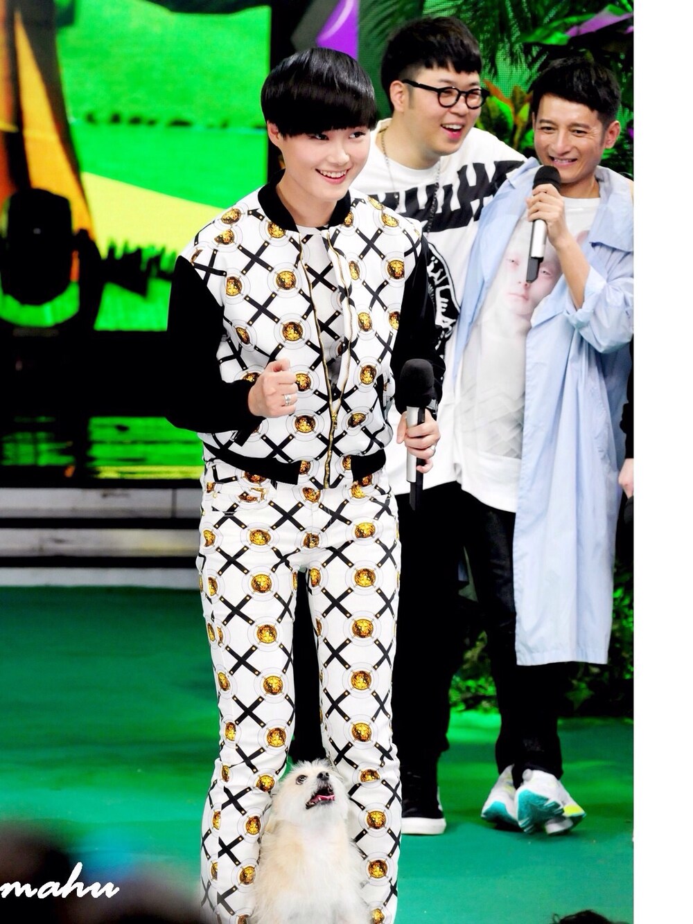 「liyuchun、white、black、jacket 、versus」｜「versus versaceのアイテム（ノーカラージャケット、その他）」を使った、李宇春'wearさん（レディース・176cm）の冬コーディネートの1枚目の写真