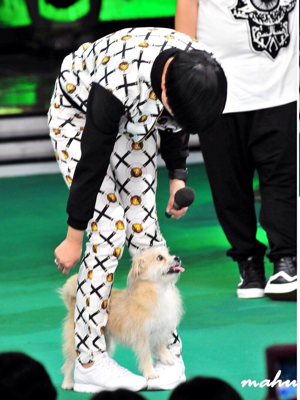 「liyuchun、white、New Balance」｜「NEW BALANCEのアイテム（その他シューズ、ホワイト系）」を使った、李宇春'wearさん（レディース・176cm）の冬コーディネートの1枚目の写真