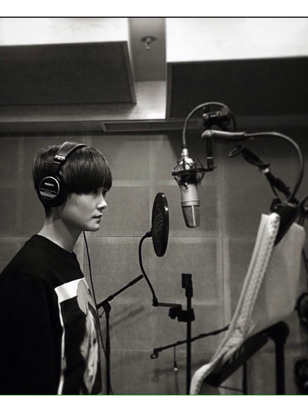 「liyuchun、GIVENCHY、black、Tshirts、cool、fashion」｜「GIVENCHYのアイテム（Tシャツ/カットソー、その他）」を使った、李宇春'wearさん（レディース・176cm）の冬コーディネートの1枚目の写真