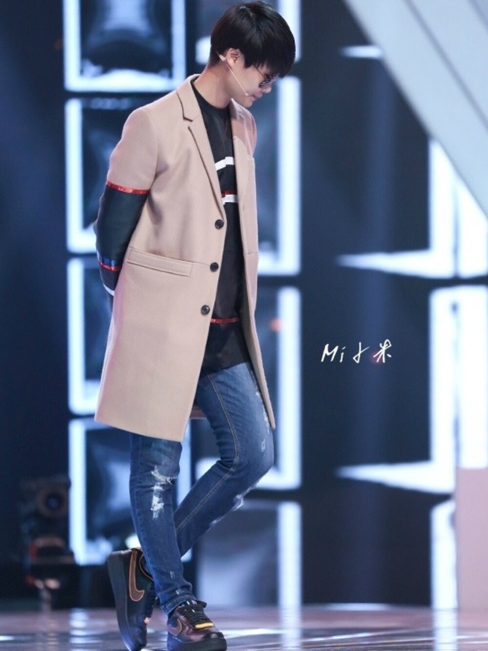 「liyuchun、chrislee、GIVENCHY、fashion、coat、cool、jeans」｜「GIVENCHYのアイテム（チェスターコート、ベージュ系）」を使った、李宇春'wearさん（レディース・176cm）の冬コーディネートの1枚目の写真