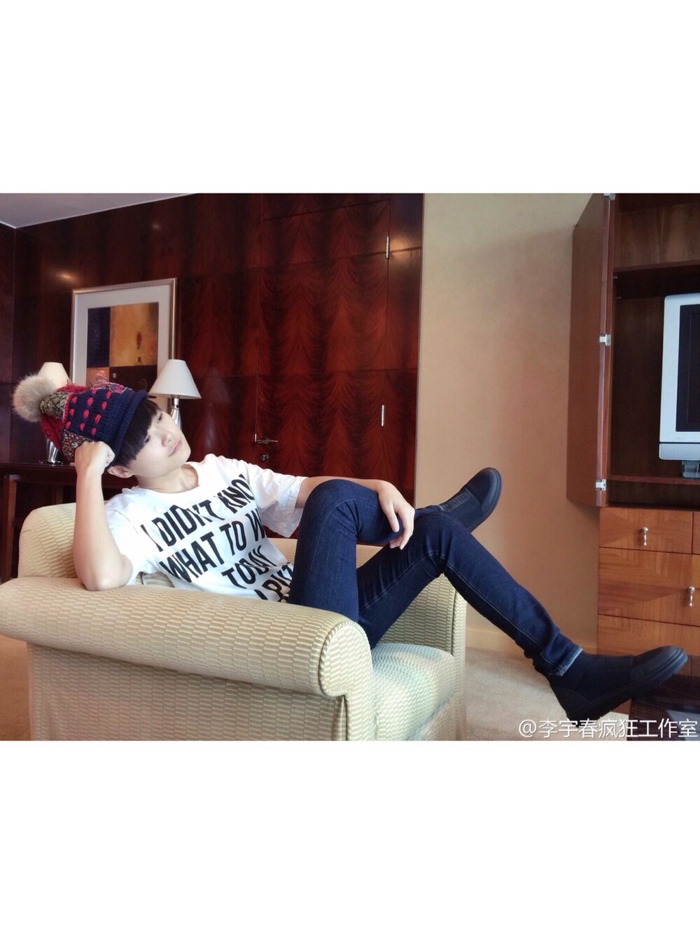 「liyuchun、chrislee、white、Tshirts、shoes、MOSCHINO、ALEXANDER WANG×H&M、cool、Cute」｜「MOSCHINOのアイテム（Tシャツ/カットソー、ホワイト系）」を使った、李宇春'wearさん（レディース・176cm）の冬コーディネートの1枚目の写真