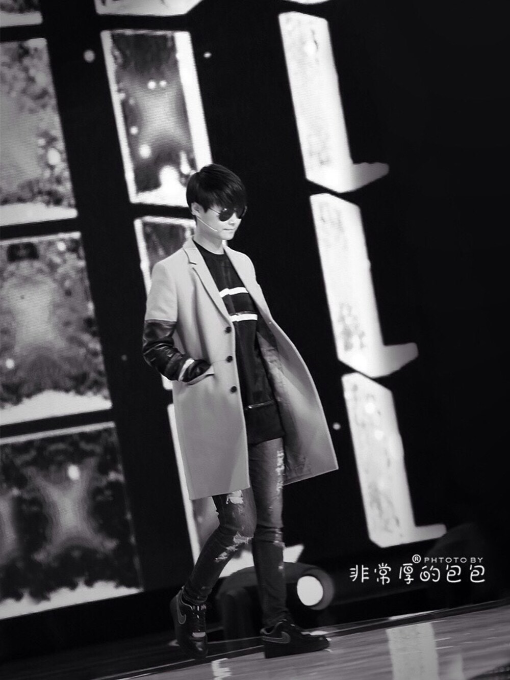 「liyuchun、chrislee、cool、GIVENCHY、NIKE、black、Overcoat」｜「GIVENCHYのアイテム（チェスターコート、ベージュ系）」を使った、李宇春'wearさん（レディース・176cm）の冬コーディネートの1枚目の写真