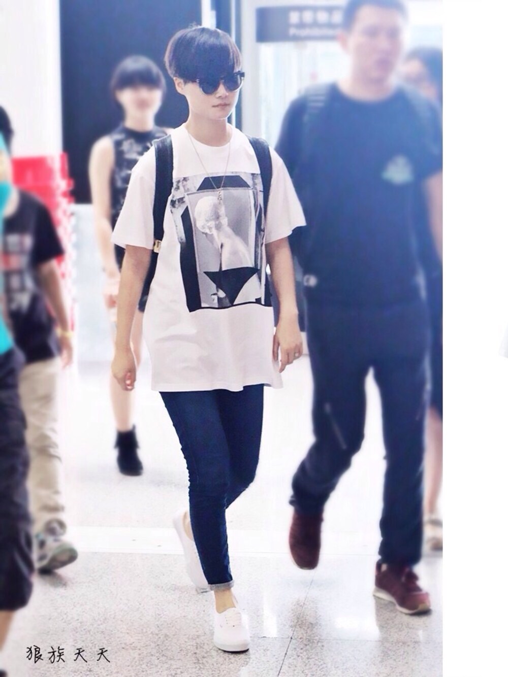 「liyuchun、chrislee、GIVENCHY、white、cool、airportfashion、snap」｜「GIVENCHYのアイテム（Tシャツ/カットソー、ホワイト系）」を使った、李宇春'wearさん（レディース・176cm）の冬コーディネートの1枚目の写真