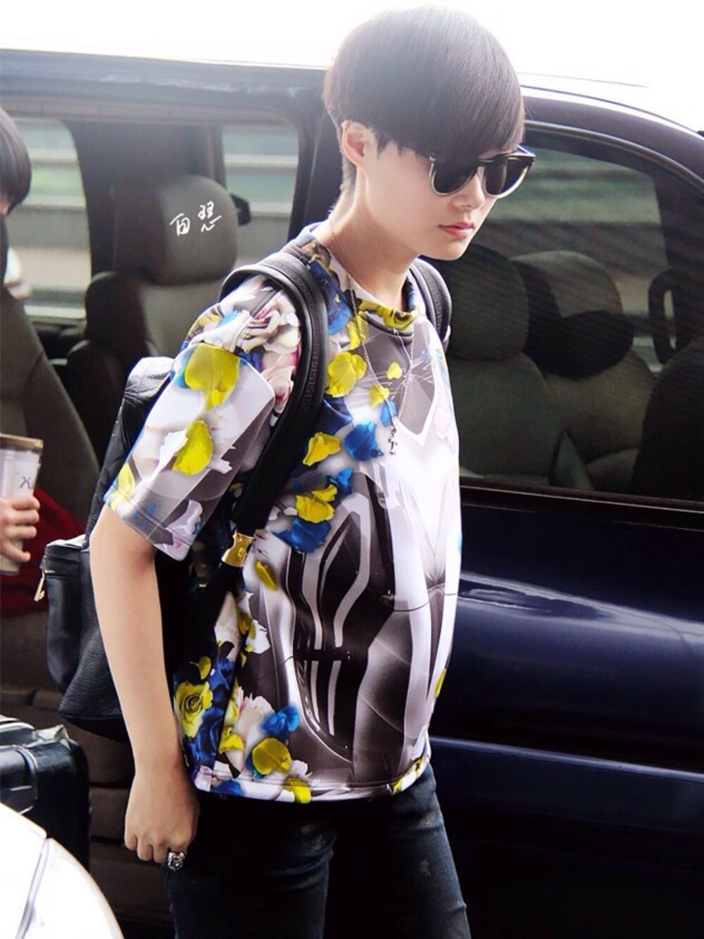 「liyuchun、chrislee、cool、Tshirts、airport、airportfashion」｜「GROUND-ZEROのアイテム（Tシャツ/カットソー、その他）」を使った、李宇春'wearさん（レディース・176cm）の冬コーディネートの1枚目の写真