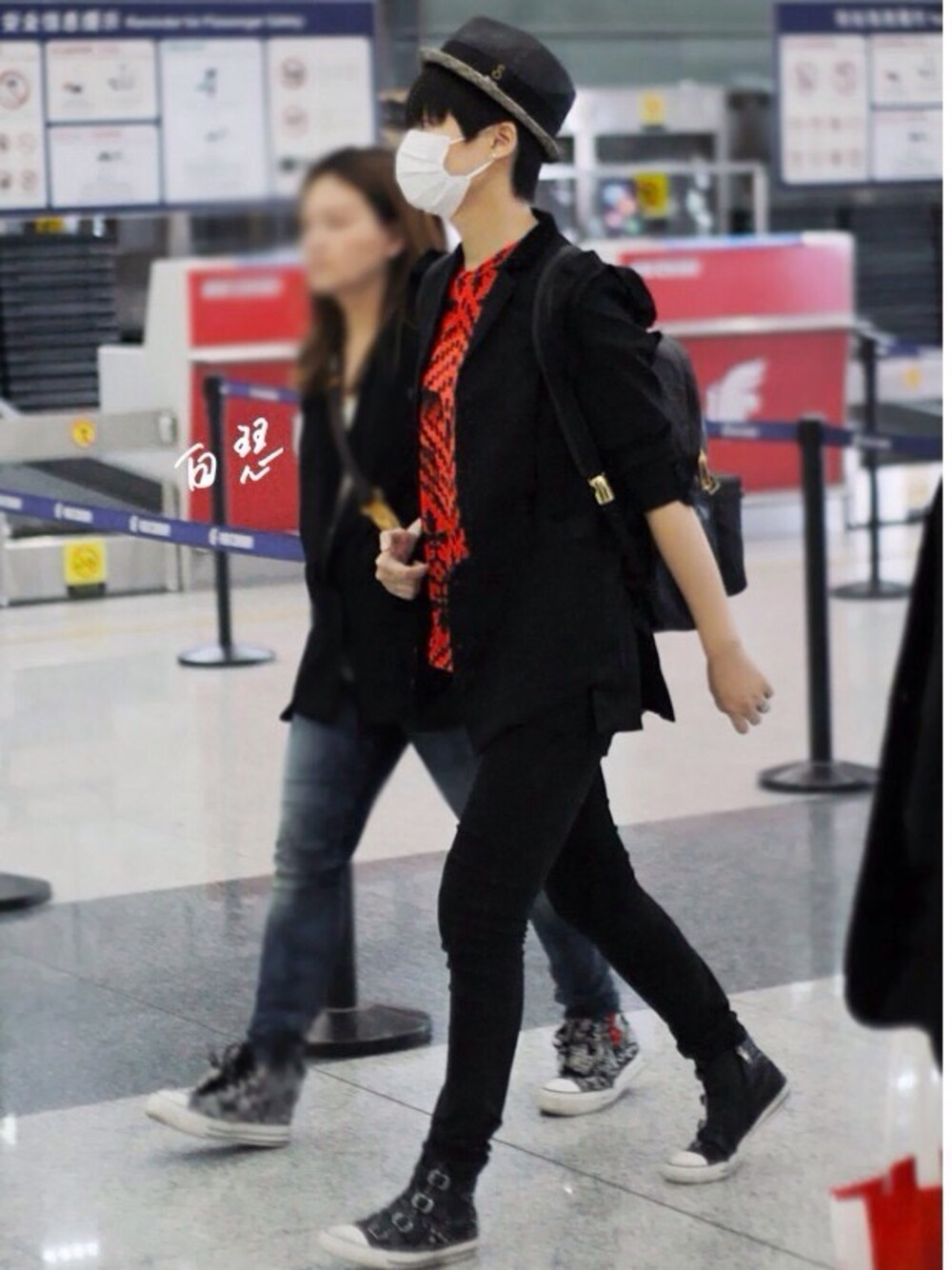 「liyuchun、chrislee、black、versace、cool」｜「VERSACEのアイテム（バックパック/リュック、ブラック系）」を使った、李宇春'wearさん（レディース・176cm）の冬コーディネートの1枚目の写真