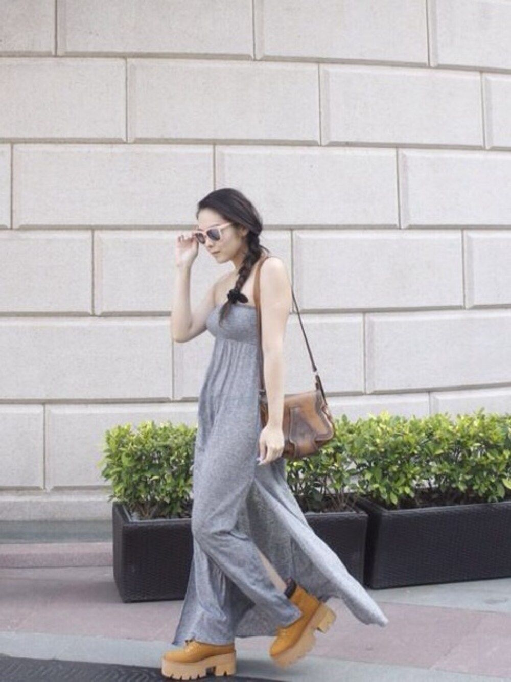 「onepiece、Sunglasses、pink、grey、jeffreycampbell、NIRVANA、VINTAGE」｜「H&Mのアイテム（ワンピース、グレー系）」を使った、Josephine Chowさん（レディース・163cm）の夏コーディネートの1枚目の写真