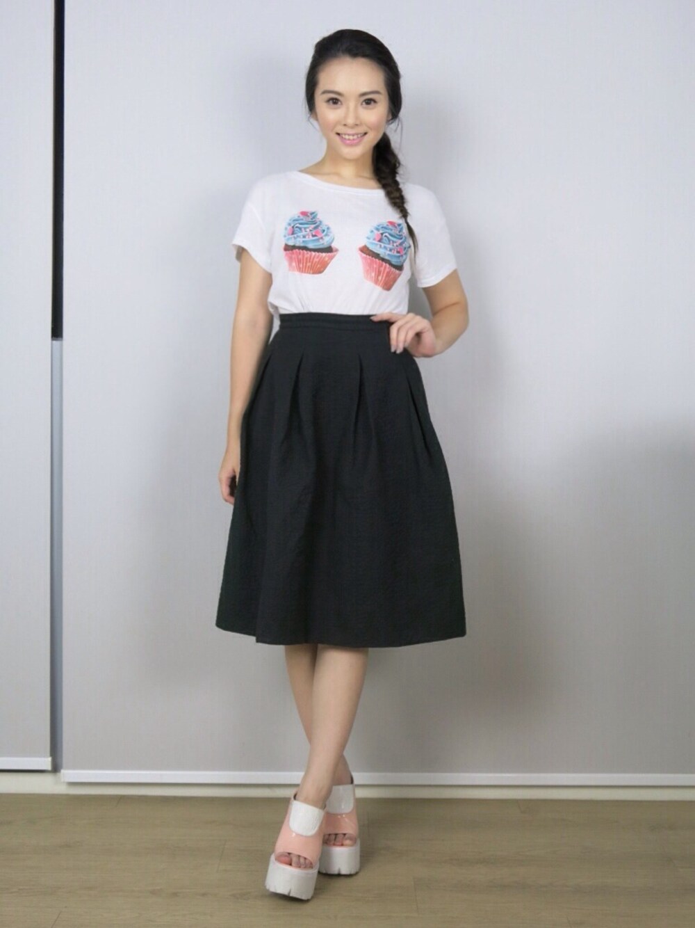 「cupcake、TEE、Tshirts、skirt、highwaist、high heels、platform shoes、pink、black」｜「Jeffrey Campbellのアイテム（サンダル、ピンク系）」を使った、Josephine Chowさん（レディース・163cm）の夏コーディネートの1枚目の写真