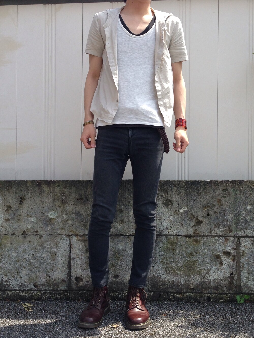 ベージュ系のシャツ/ブラウス、ブラウン系のブーツ、ホワイト系のTシャツ/カットソーを着用したメンズの春コーディネートの1枚目の写真