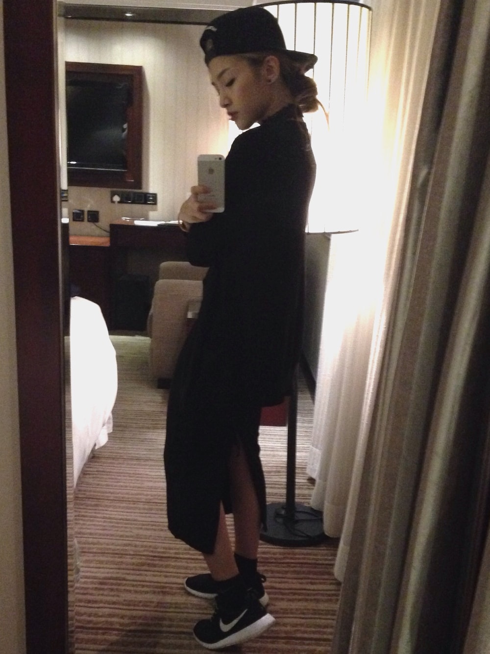 「ALL BLACK、NIKE、ROSHERUN」｜「NIKEのアイテム（スニーカー、ベージュ系）」を使った、Enidlamさん（レディース・155cm）の秋コーディネートの1枚目の写真