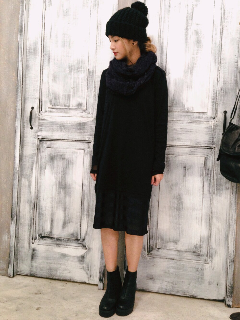 「ALL BLACK、onepiece、scarf、ankle boots」｜「ROCOCOのアイテム（マフラー、ベージュ系）」を使った、Enidlamさん（レディース・155cm）の秋コーディネートの1枚目の写真