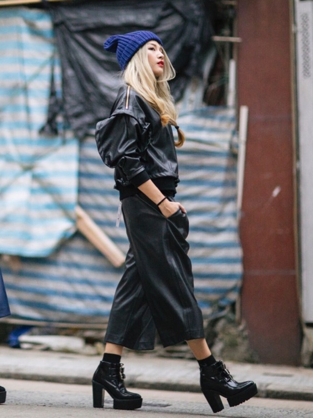 「leather、black、hat、korea style、streetsnap、blue、hk」｜「MOUSSYのアイテム（ブーツ、ブラック系）」を使った、Enidlamさん（レディース・155cm）の冬コーディネートの1枚目の写真
