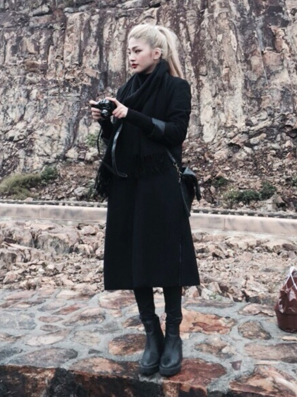 「ALL BLACK、black、scarf、cold、rainy、mountain、boots、BAG、leather、cool」｜「H&Mのアイテム（ブーツ、ブラック系）」を使った、Enidlamさん（レディース・155cm）の冬コーディネートの1枚目の写真