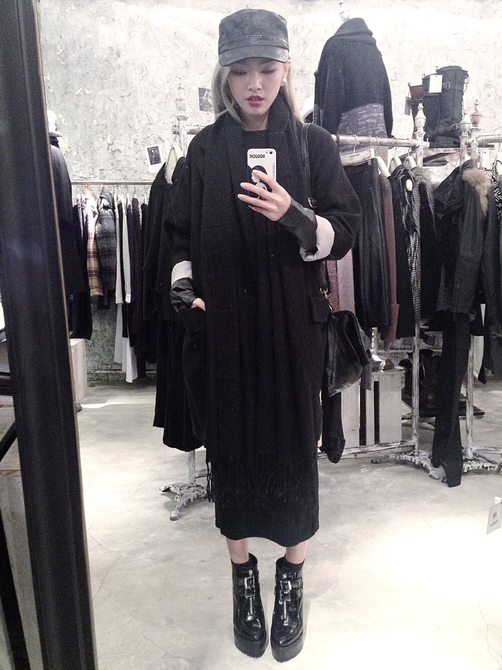 「black、ALLBLACK、boots、cool、scarf、dress」｜「MOUSSYのアイテム（ブーツ、ブラック系）」を使った、Enidlamさん（レディース・155cm）の冬コーディネートの1枚目の写真