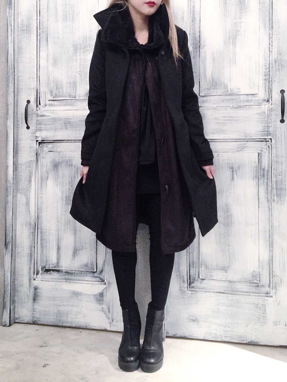 「black、ALLBLACK、boots、layering、warm、winter、coat」｜「ROCOCOのアイテム（その他アウター、ブラック系）」を使った、Enidlamさん（レディース・155cm）の冬コーディネートの1枚目の写真