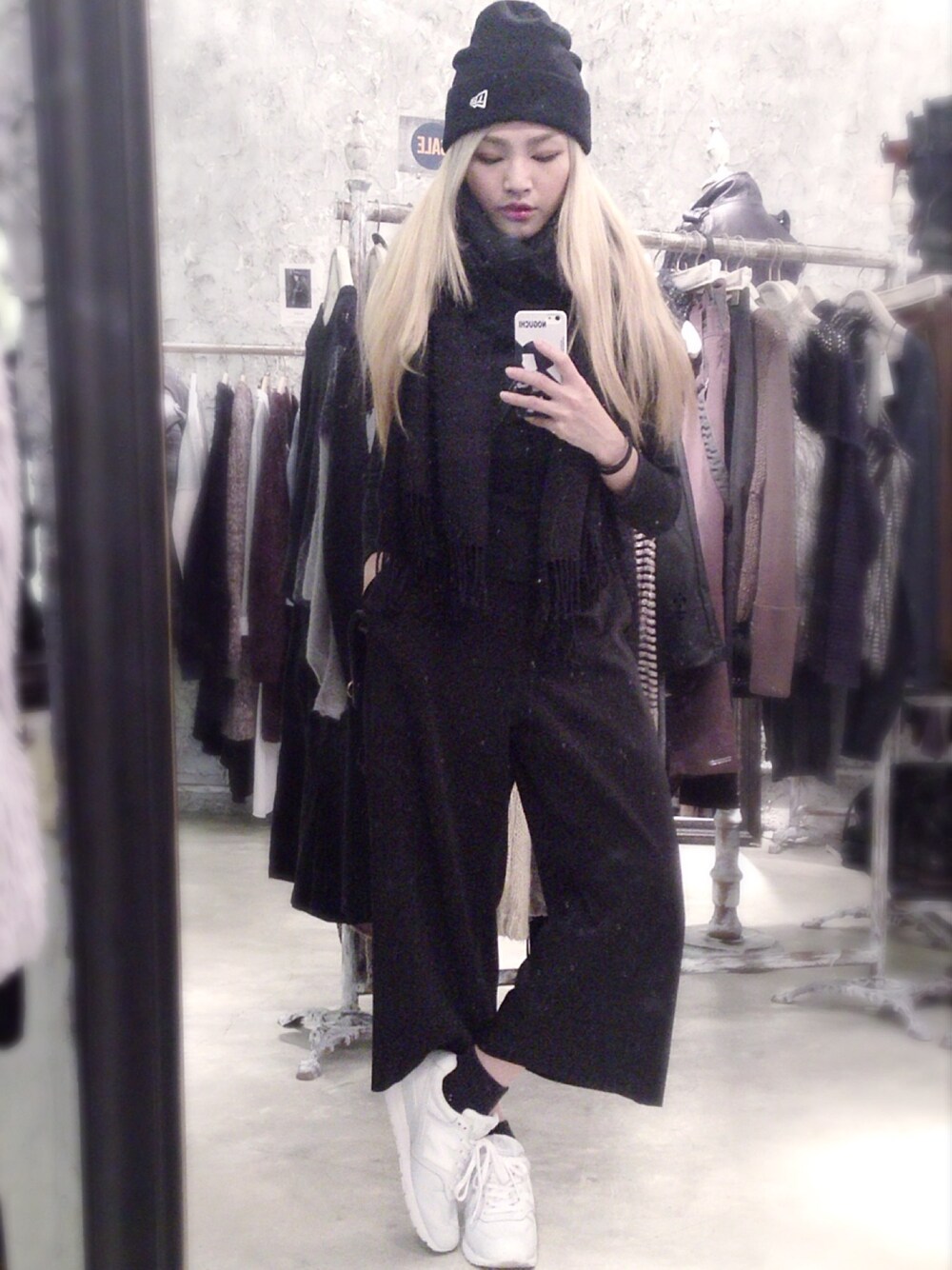 「sneaker、NEW  BALANCE 、white、black、pants、hat、scarf」｜「NEW BALANCEのアイテム（スニーカー、ブラック系）」を使った、Enidlamさん（レディース・155cm）の冬コーディネートの1枚目の写真