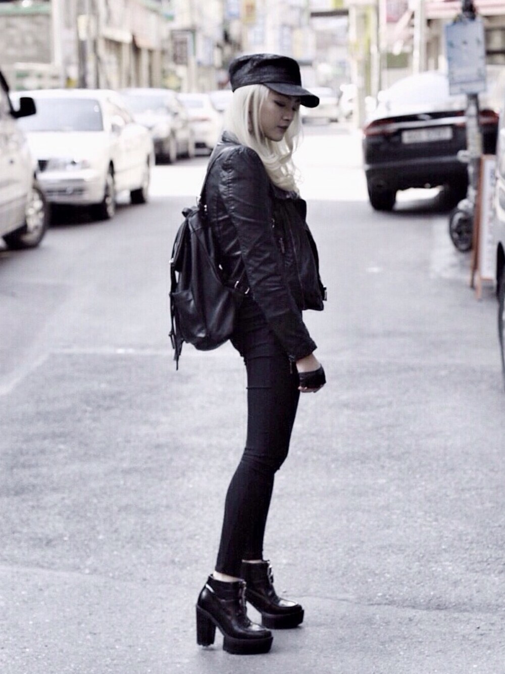 「army hat、leather、black、boots、backpack、cool、korea、street、winter、hkgirl」｜「MOUSSYのアイテム（ブーツ、ブラック系）」を使った、Enidlamさん（レディース・155cm）の冬コーディネートの1枚目の写真