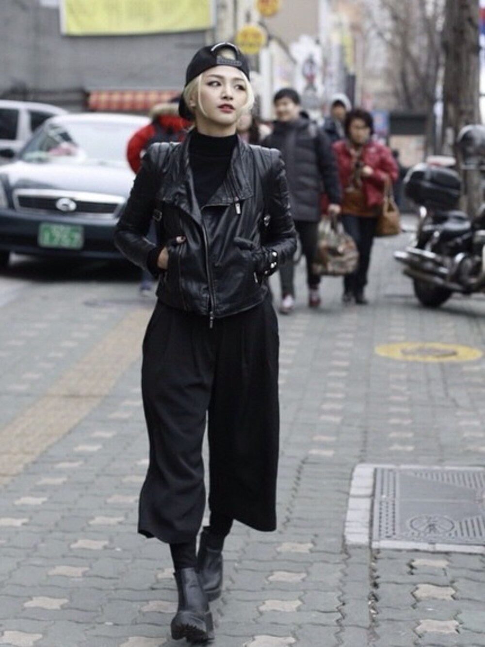 「black、CAP、leather、jacket 、korea、street、winter、cool、hkgirl」｜「VINTAGEのアイテム（その他パンツ、ブラック系）」を使った、Enidlamさん（レディース・155cm）の春コーディネートの1枚目の写真