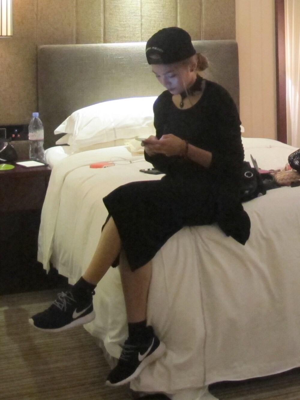 「black、CAP、NIKE、ROSHERUN、casual、girl、skirt」｜「NIKEのアイテム（スニーカー、ブラック系）」を使った、Enidlamさん（レディース・155cm）の春コーディネートの1枚目の写真