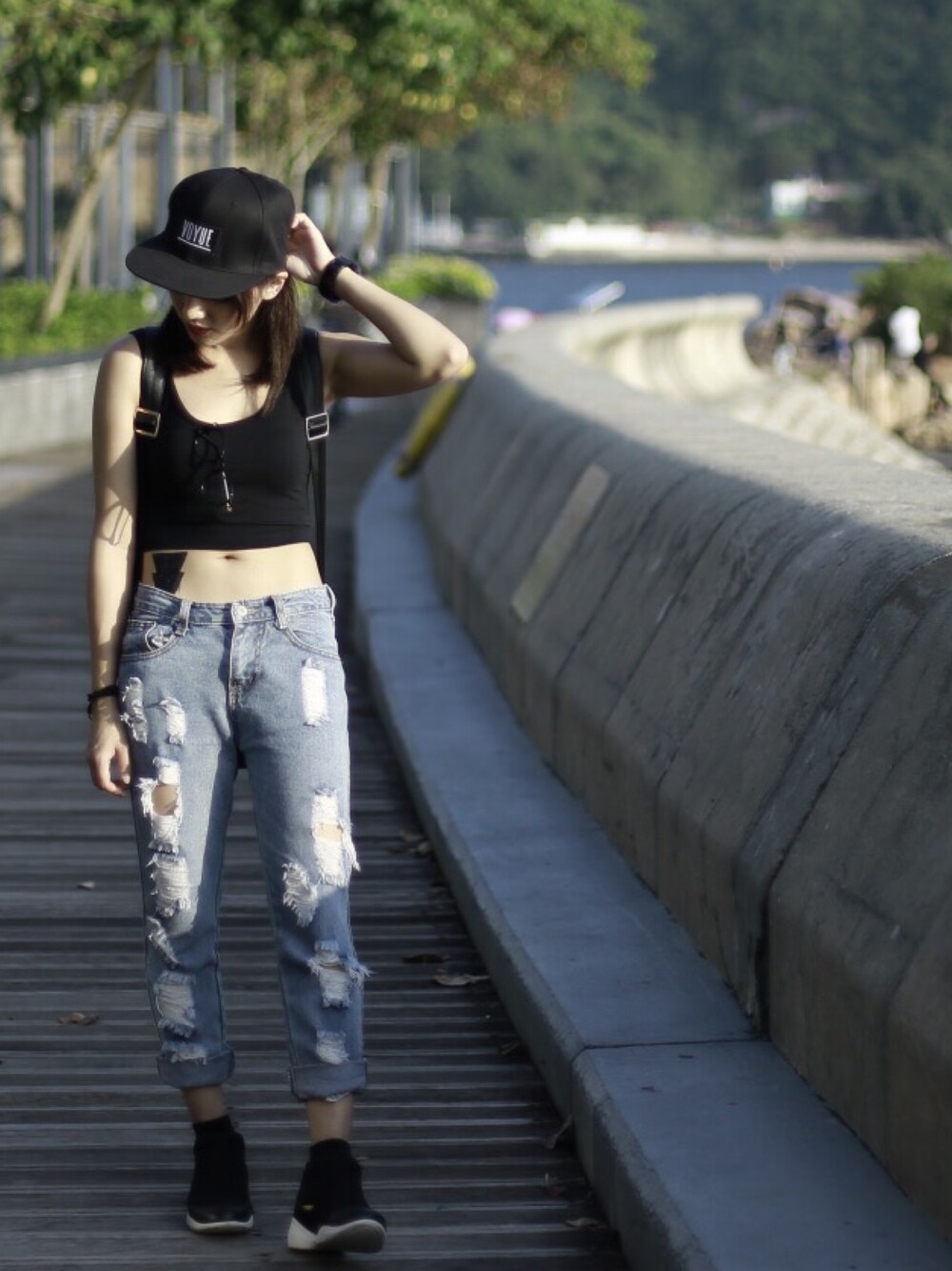 「casual、cool、black、jeans、streetsnap、girl、summer、Hong Kong、outfit」｜「I.Tのアイテム（スニーカー、ブラック系）」を使った、Enidlamさん（レディース・155cm）の夏コーディネートの1枚目の写真