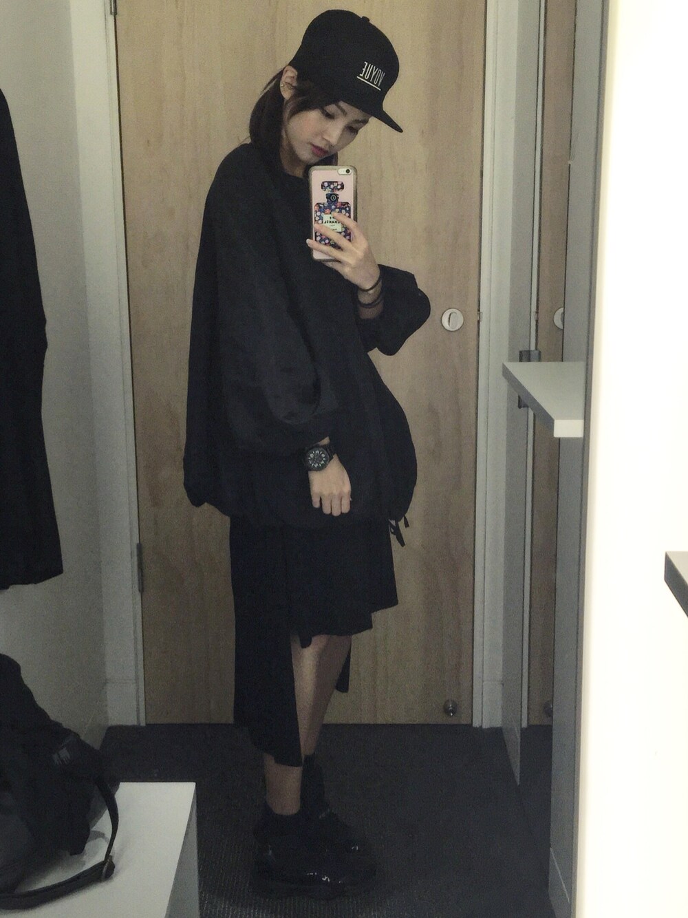 「black、ALL BLACK、CAP、girl、autumn、skirt、jacket 」｜「COSのアイテム（スカート、ブラック系）」を使った、Enidlamさん（レディース・155cm）の秋コーディネートの1枚目の写真