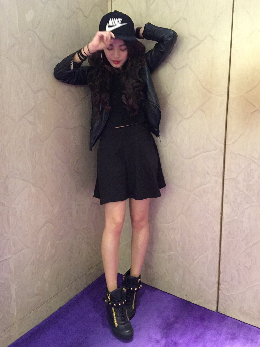 「black、ALL BLACK、skirt、CAP、NIKE、Giuseppe Zanotti、sneakers」｜「GIUSEPPE ZANOTTI DESIGNのアイテム（スニーカー、ブラック系）」を使った、Enidlamさん（レディース・155cm）の秋コーディネートの1枚目の写真