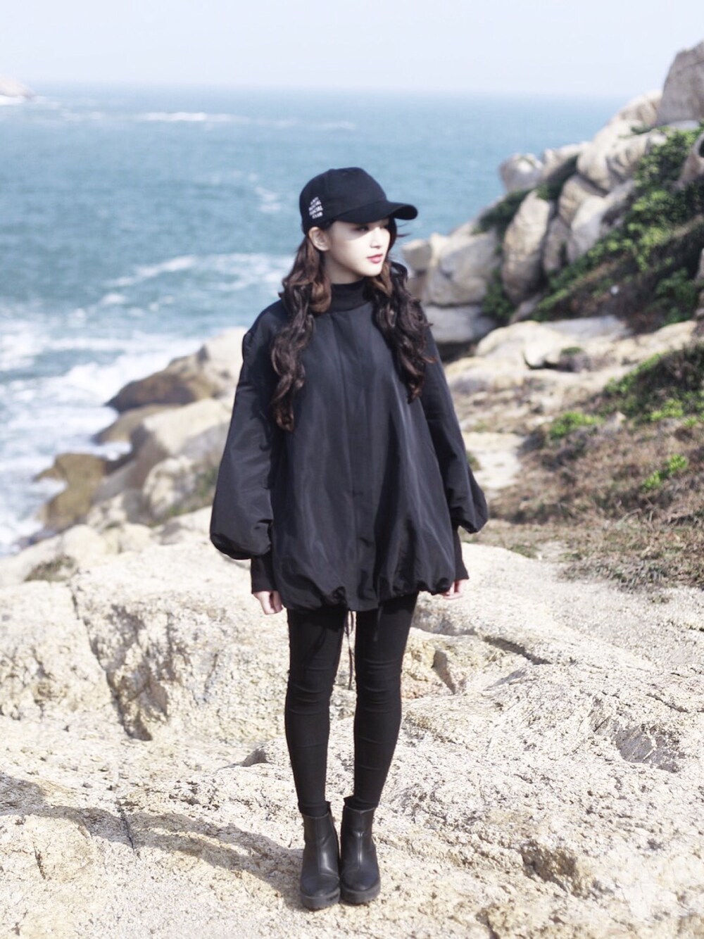 「black、ALLBLACK、CAP、Wind Breaker、boots、skinny pants」｜「COSのアイテム（ジャケット/アウター、ブラック系）」を使った、Enidlamさん（レディース・155cm）の冬コーディネートの1枚目の写真
