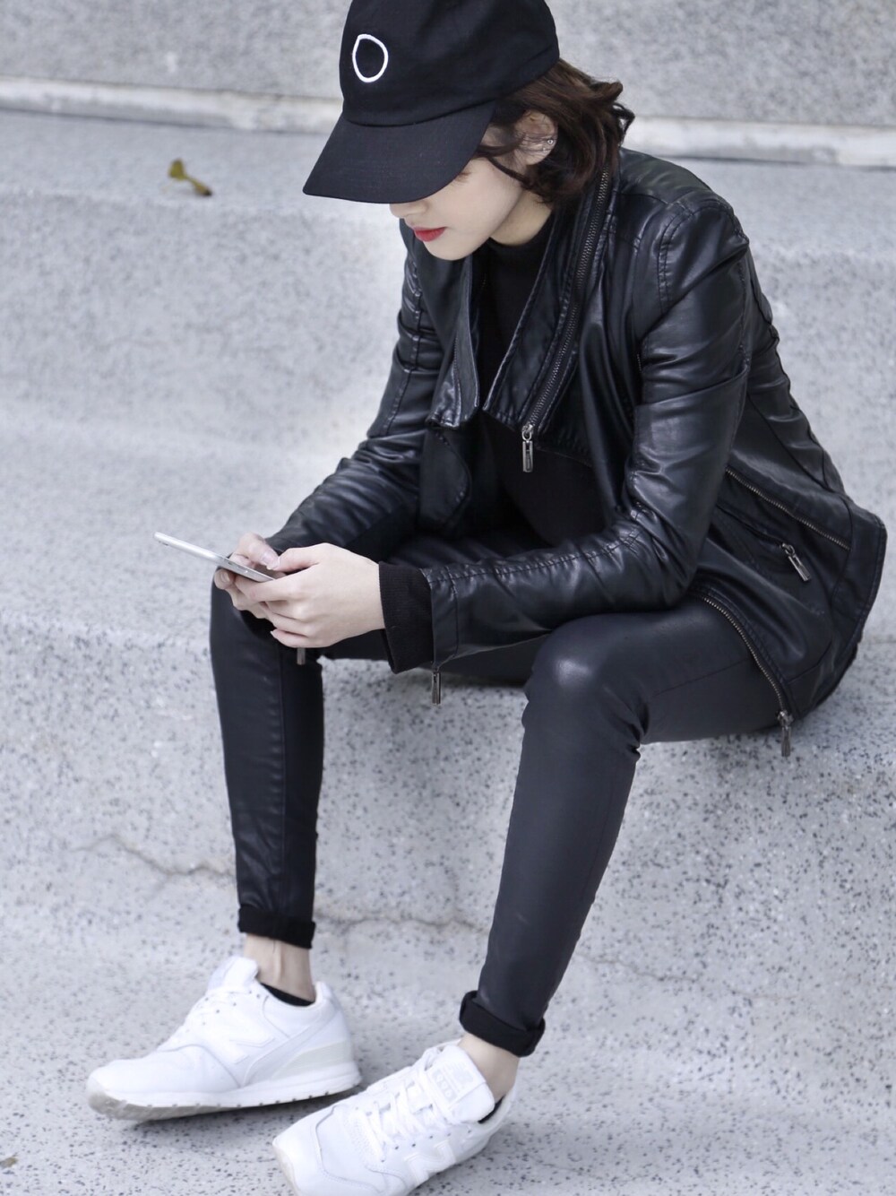 「leather、sneakers、NEWBALANCE、CAP、black、black and white、snap」｜「implyofficialのアイテム（キャップ、ブラック系）」を使った、Enidlamさん（レディース・155cm）の冬コーディネートの1枚目の写真