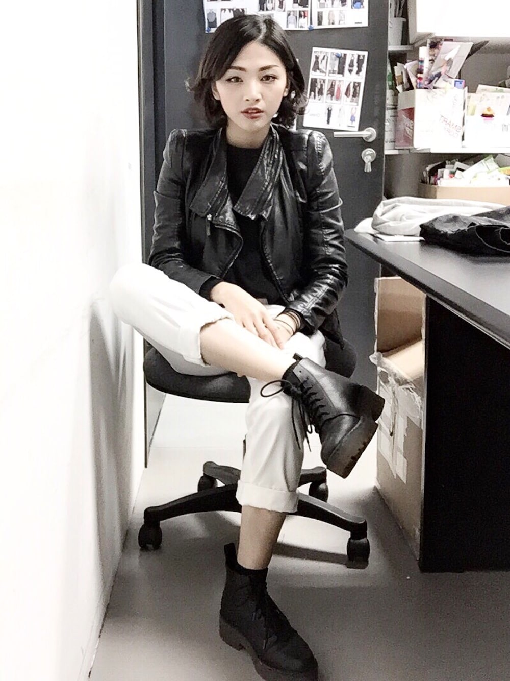 「black、white、black and white、boots、short hair、cool、leather」｜「GUのアイテム（その他パンツ、ホワイト系）」を使った、Enidlamさん（レディース・155cm）の春コーディネートの1枚目の写真