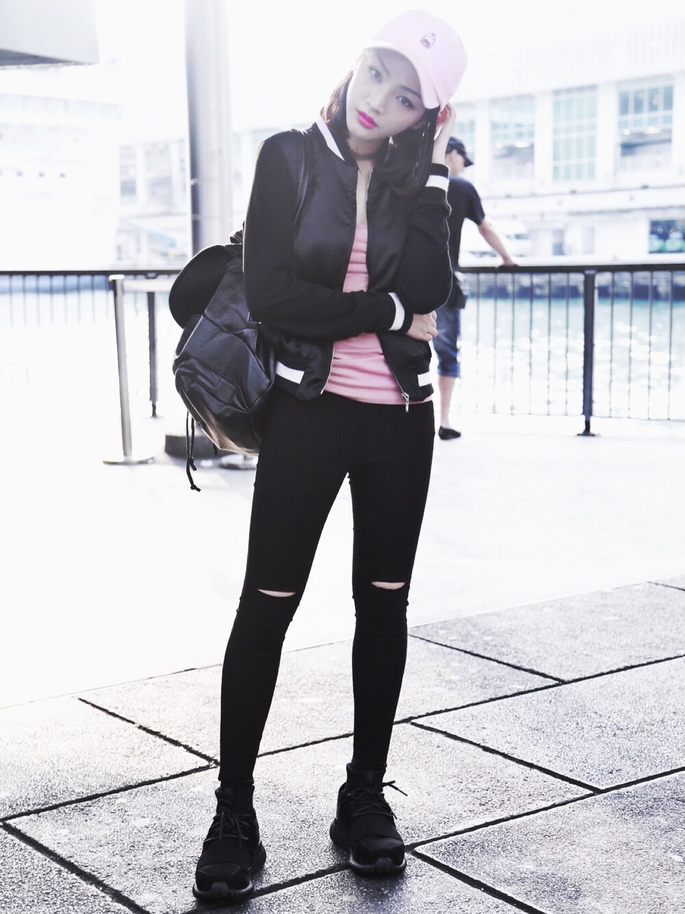 「pink、black、adidas originals、adidas、CAP、jacket 」｜「adidas Originalsのアイテム（スニーカー、ブラック系）」を使った、Enidlamさん（レディース・155cm）の春コーディネートの1枚目の写真