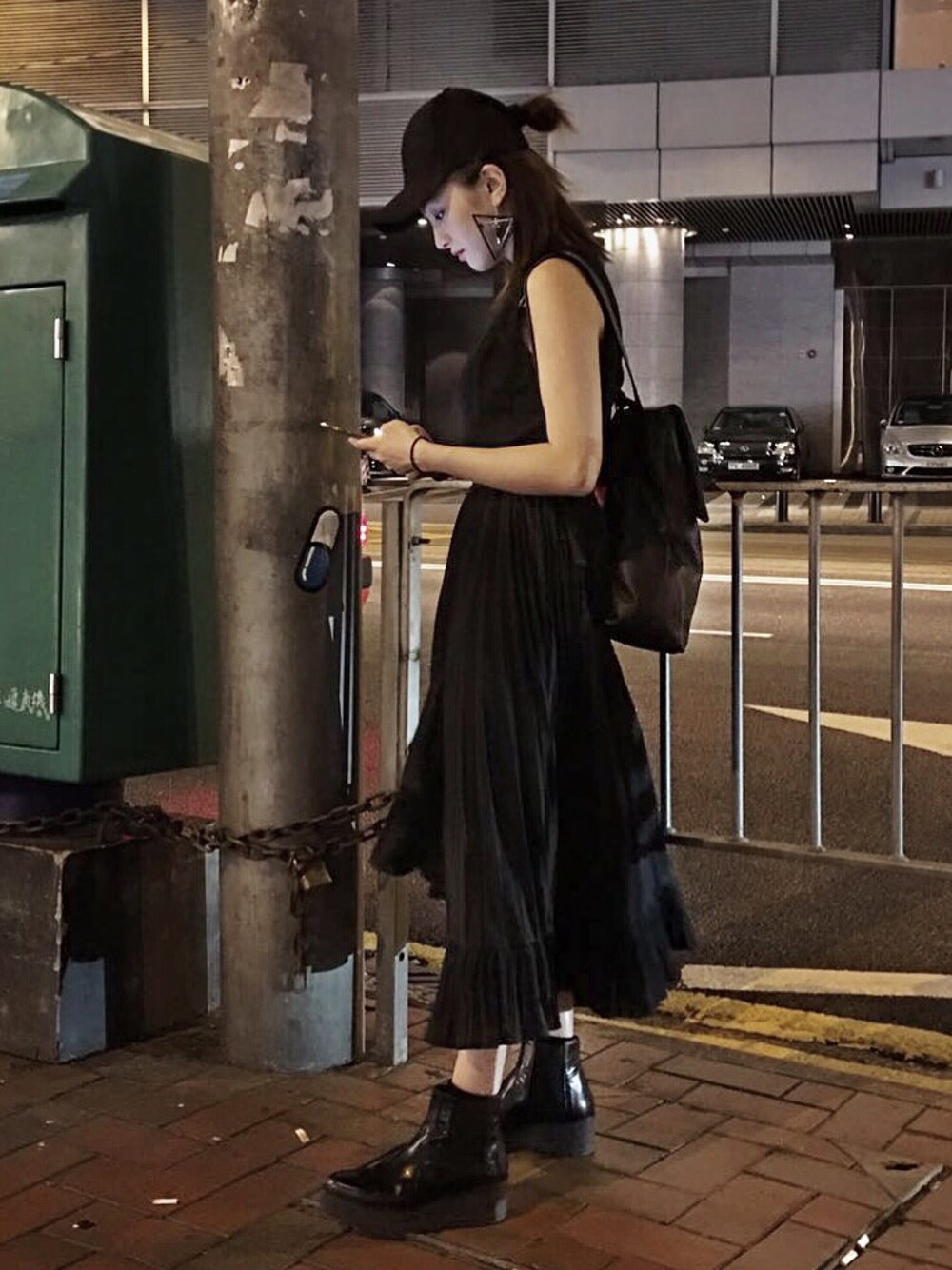 「ALLBLACK、autumn、hat、skirt、boots、Hong Kong」｜「PAOLA FERRIのアイテム（ブーツ、ブラック系）」を使った、Enidlamさん（レディース・155cm）の秋コーディネートの1枚目の写真