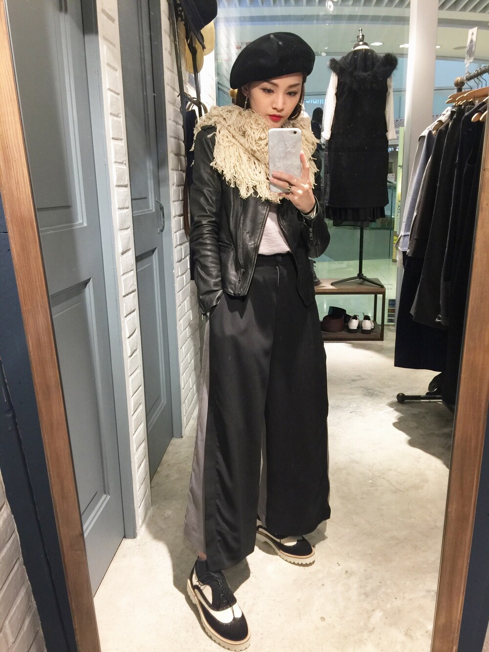 「pants、leather jacket、scarf、black、autumn、winter」｜「ROCOCOのアイテム（その他パンツ、ブラック系）」を使った、Enidlamさん（レディース・155cm）の秋コーディネートの1枚目の写真