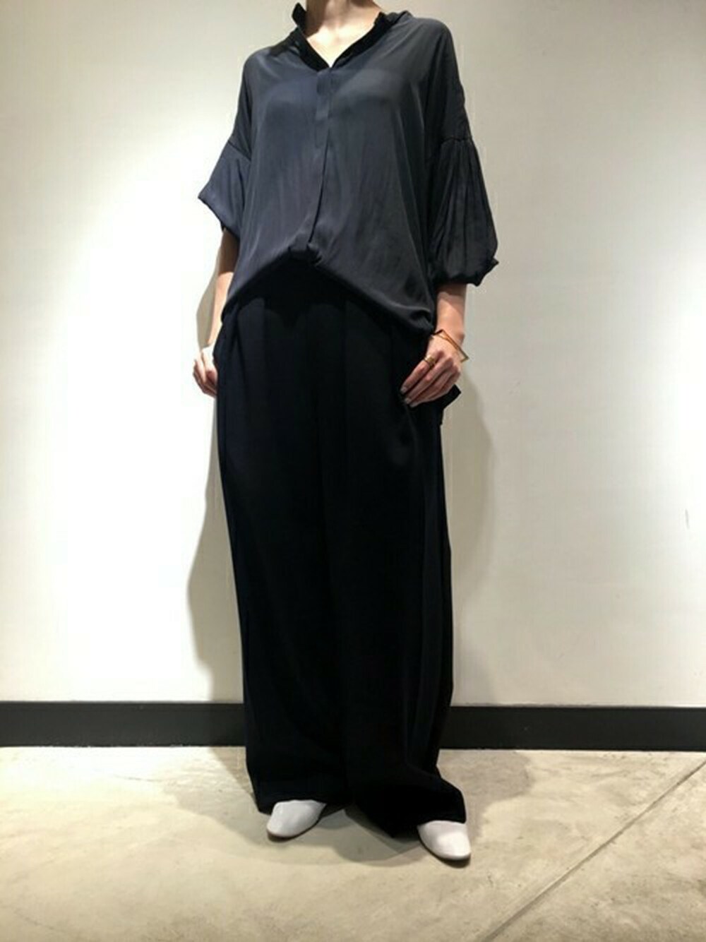 ブルー系のシャツ/ブラウス、ブルー系のその他パンツ、ホワイト系のバレエシューズを着用したレディースの秋コーディネートの1枚目の写真