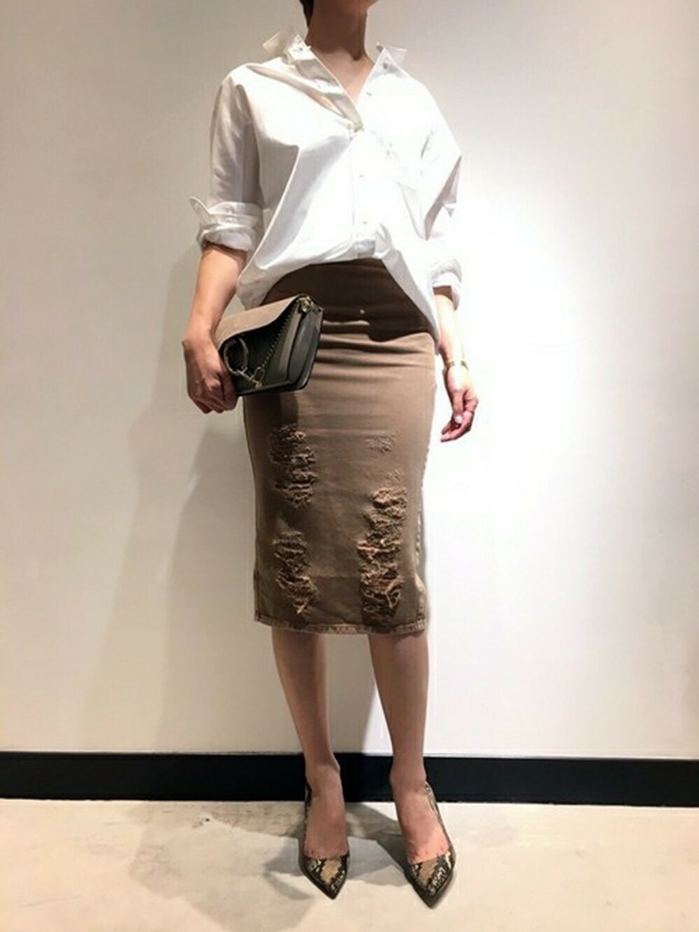「タイトスカート、パンプス、白シャツ、ベージュ、秋のコーデ、パイソン柄、きれいめカジュアル、Deuxieme Classe(Deuxieme Classe)」｜「Deuxieme Classeの追加 ドロップショルダーシャツ◆（シャツ/ブラウス、ホワイト系）」を使った、IORI/DeuxiemeClasseBUYERさん（レディース・173cm）の秋コーディネートの1枚目の写真