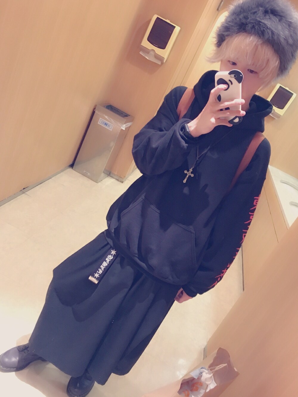 「ootd、LABRAT、Dr.Martens、g.v.g.v.、東京、暑すぎだわ」｜「LABRATのアイテム（パーカー、ブラック系）」を使った、中込さん（メンズ・169cm）の秋コーディネートの1枚目の写真