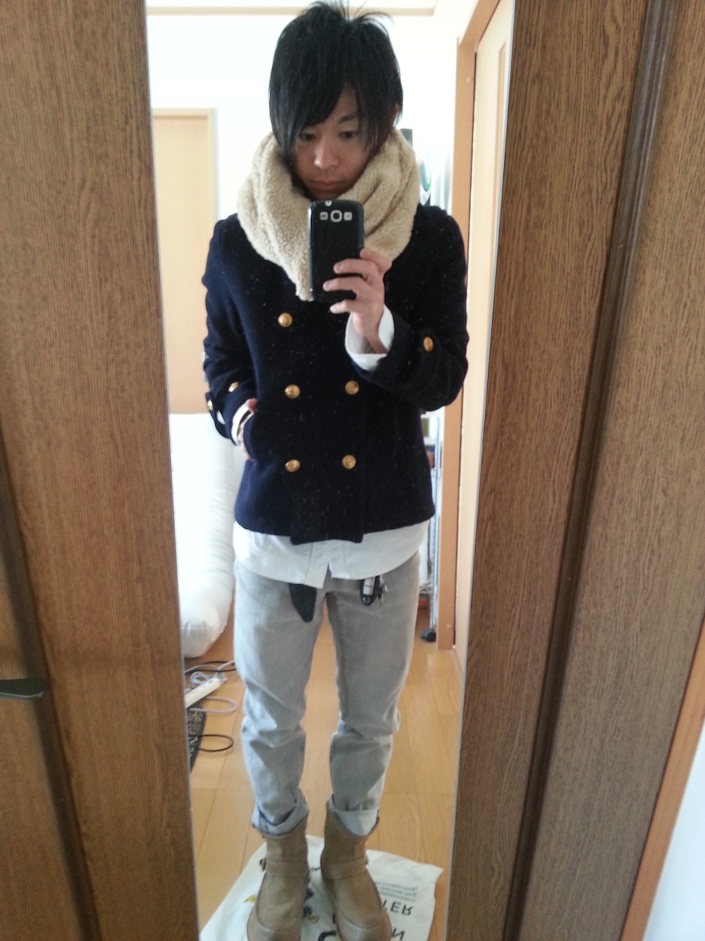 ホワイト系のシャツ/ブラウス、ブルー系のピーコート、ホワイト系のシャツ/ブラウスを着用したメンズの冬コーディネートの1枚目の写真