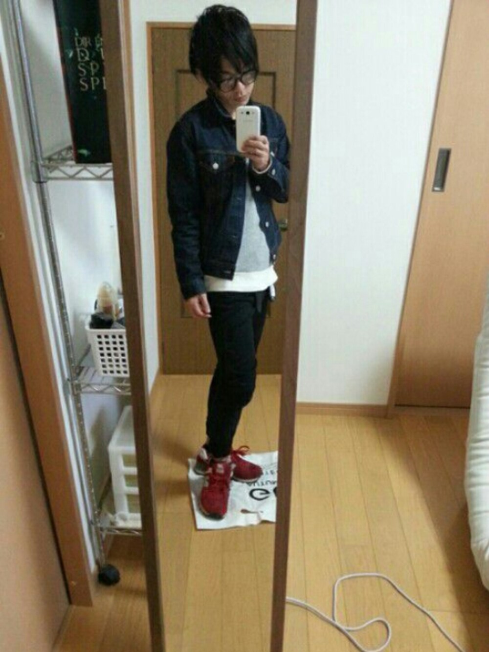 ブルー系のデニムジャケット、グレー系のスウェット、ブラック系のその他パンツを着用したメンズの春コーディネートの1枚目の写真