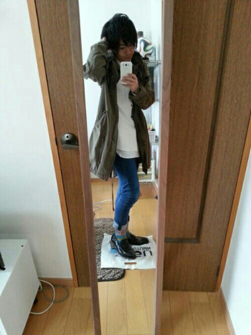 ホワイト系のシャツ/ブラウス、ブルー系のデニムパンツ、ブラック系のローファーを着用したメンズの春コーディネートの1枚目の写真