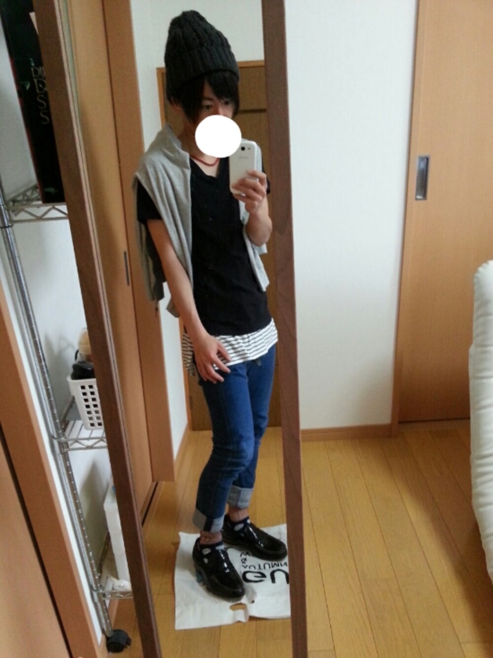 ブラック系のTシャツ/カットソー、ブラック系のタンクトップ、ブルー系のデニムパンツを着用したメンズの春コーディネートの1枚目の写真