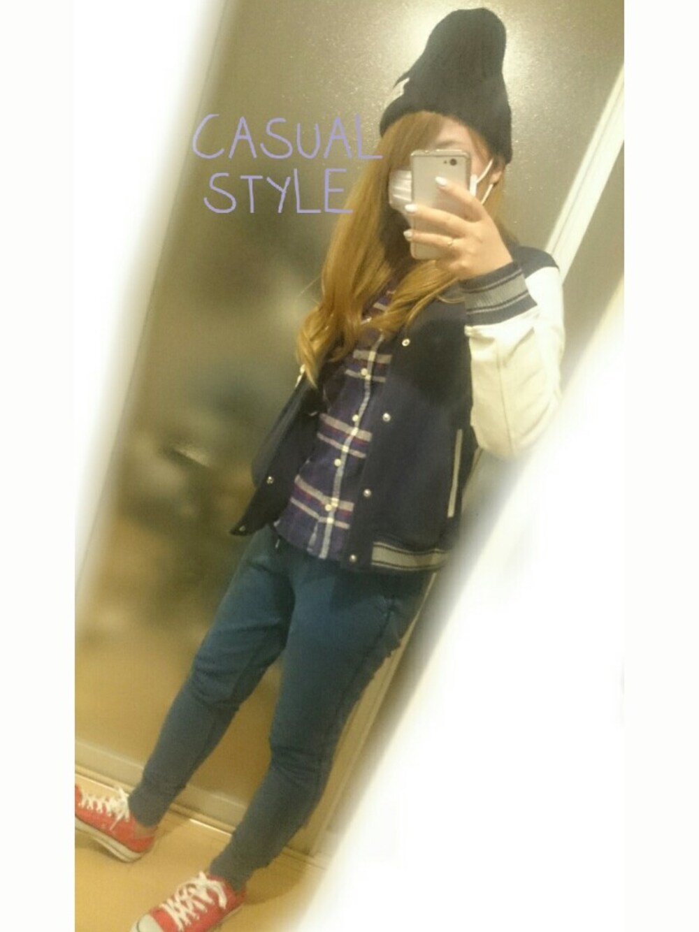 ブルー系のパンツ、ブルー系のスタジャン、レッド系のスニーカーを着用したレディースの春コーディネートの1枚目の写真