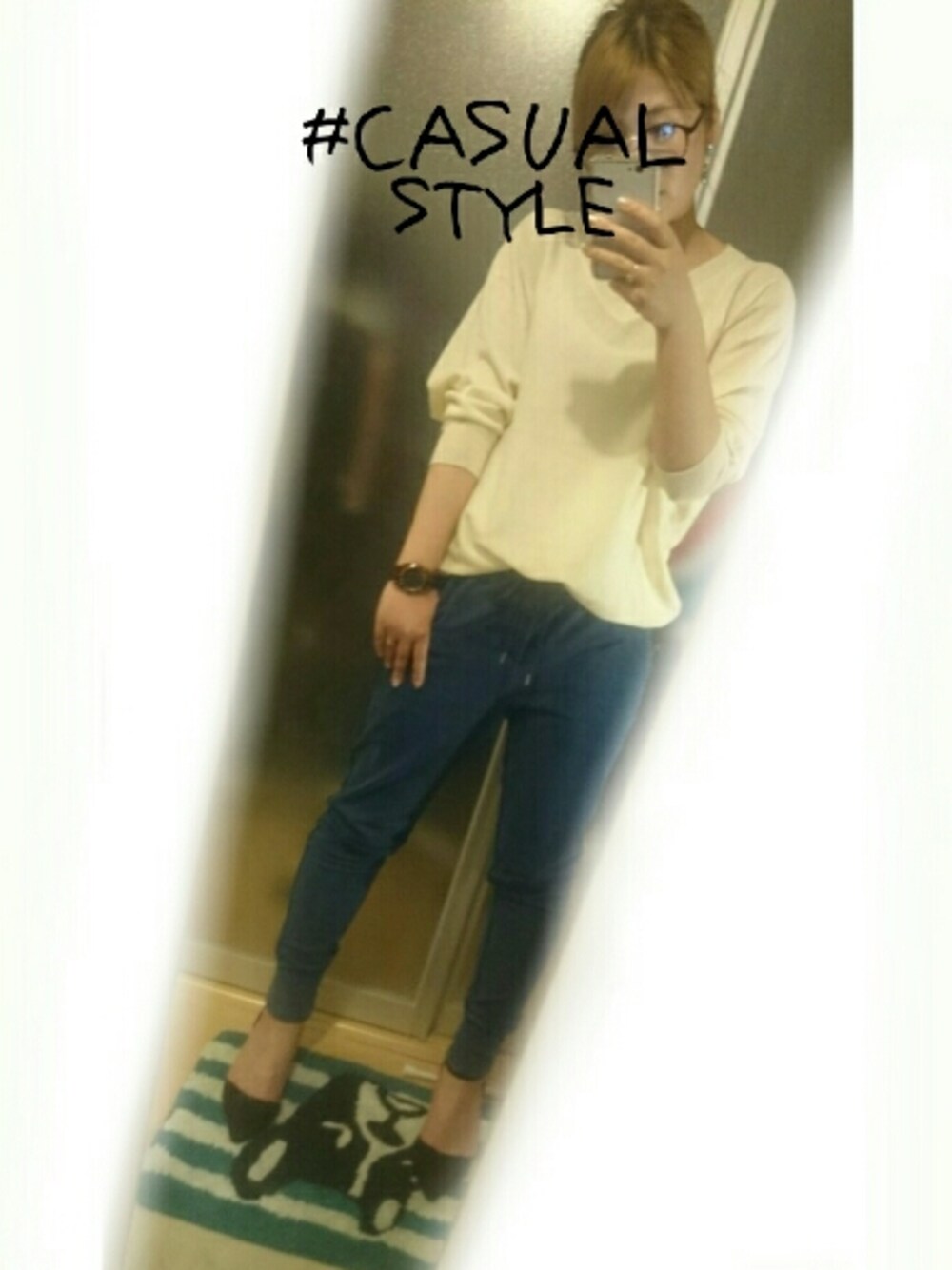 ホワイト系のニット/セーター、ブルー系のパンツ、ブラック系のパンプスを着用したレディースの春コーディネートの1枚目の写真