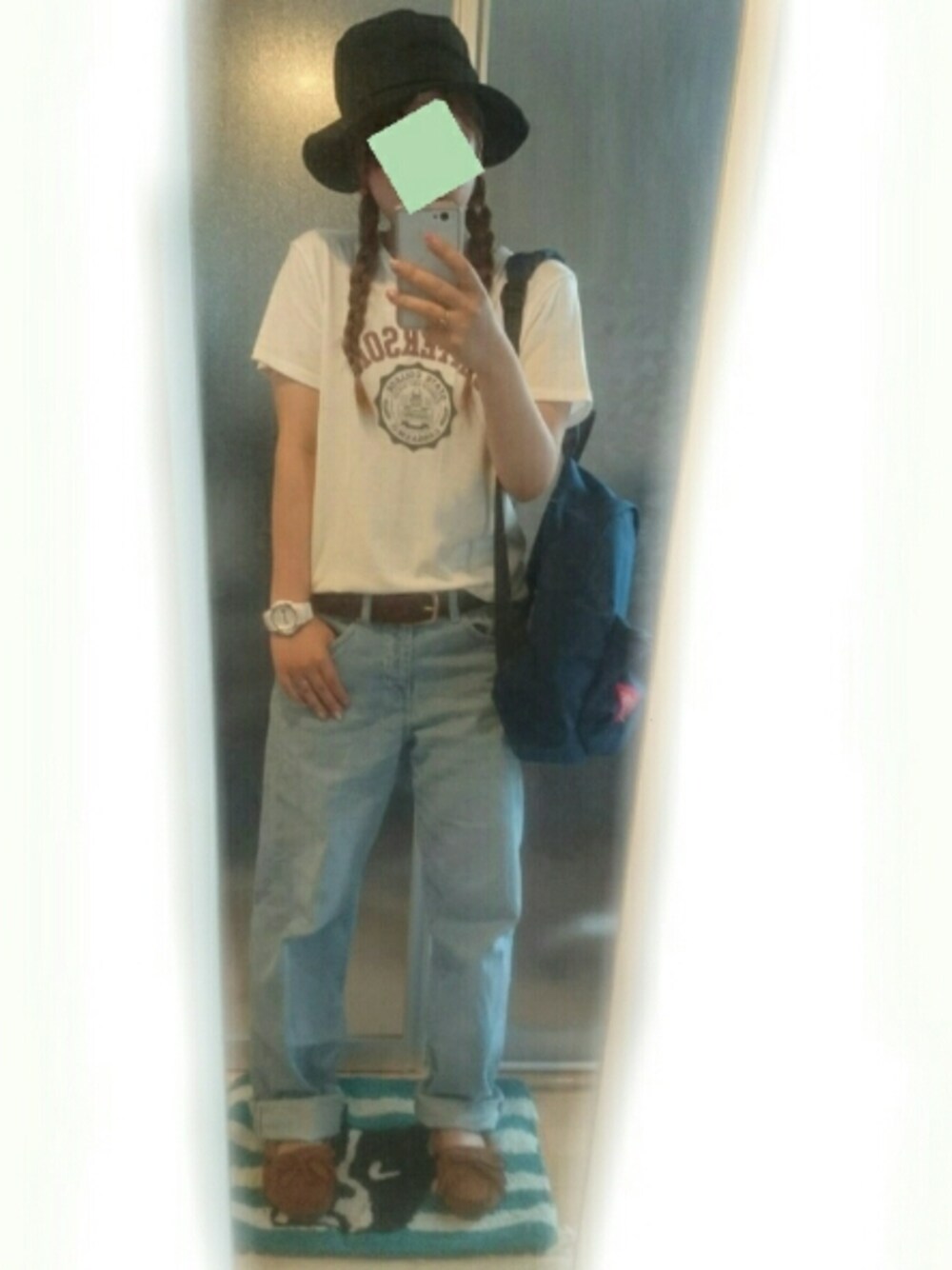 ホワイト系のTシャツ/カットソー、ブルー系のデニムパンツ、ブラウン系のモカシン/デッキシューズを着用したレディースの夏コーディネートの1枚目の写真