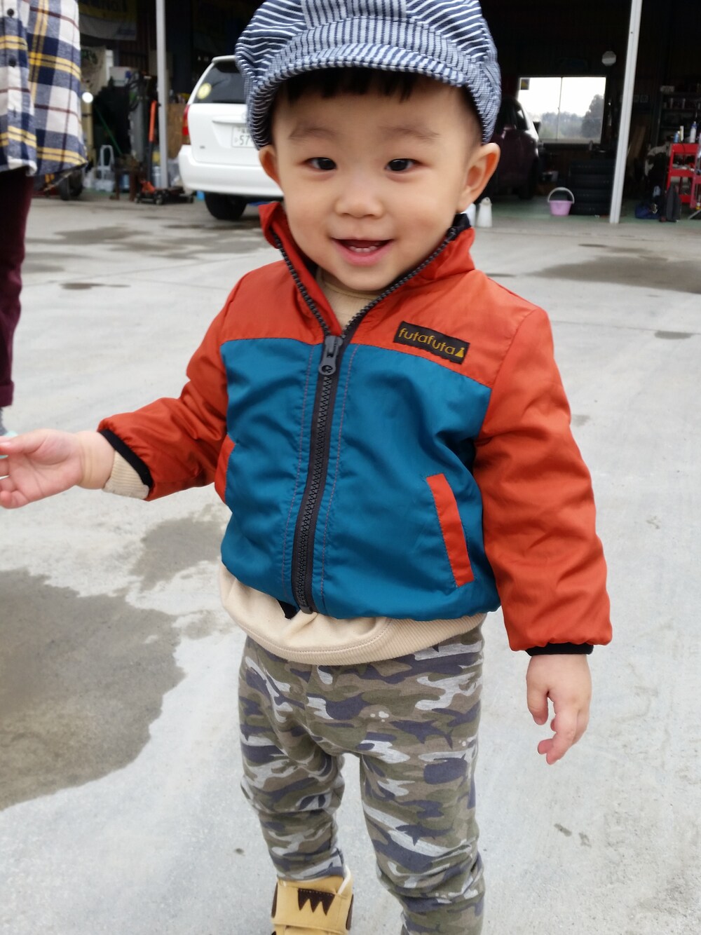 「UNIQLOのアイテム（その他パンツ、グリーン系）」を使った、aさん（メンズ・80cm）の春コーディネートの1枚目の写真